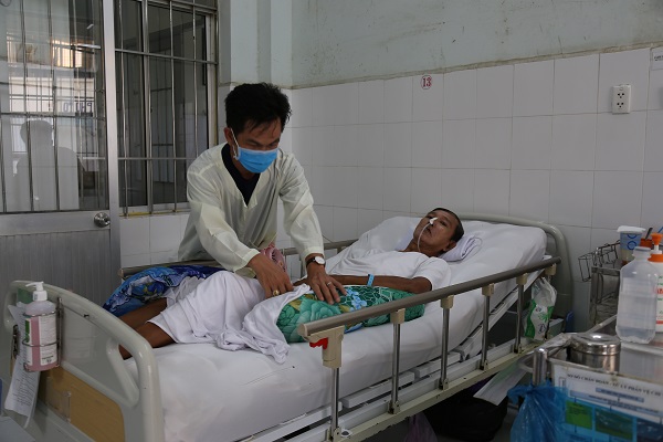 Anh Lê Tuấn Kiệt đang chăm sóc bố vợ tại bệnh viện đa khoa tỉnh Cà Mau