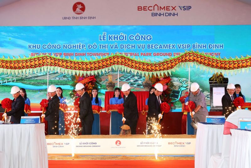 Phó Thủ tướng Thường trực Chính phủ Trương Hòa Bình cùng các đại biểu thực hiện nghi thức động thổ Khu công nghiệp-đô thị-dịch vụ Becamex VSIP Bình Định. Ảnh: VGP/Mạnh Hùng