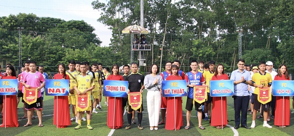 Ban tổ chức trao hoa và cờ lưu niệm cho các đội bóng tham gia giải.