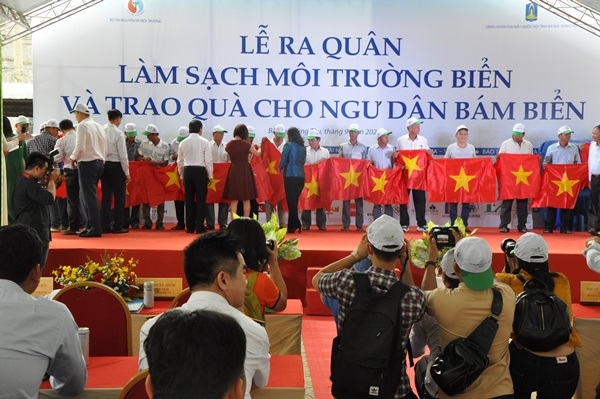Lãnh đạo các bộ ngành TW và địa phương trao tặng 3000 lá Cờ Tổ quốc và 300 bồn chứa nước ngọt, nhãn hiệu Tân Á Đại Thành loại 1000 lít cho ngư dân huyện Long Điền vươn khơi bám biển