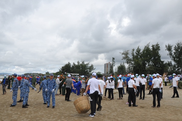 Một số hình ảnh cán bộ, chiến sĩ lực lượng vũ trang, công chức, viên chức, người lao động, tham gia thu gom rác thải làm sạch 03 km bãi biển tại xã Phước Tỉnh, huyện Long Điền