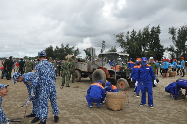 Một số hình ảnh cán bộ, chiến sĩ lực lượng vũ trang, công chức, viên chức, người lao động, tham gia thu gom rác thải làm sạch 03 km bãi biển tại xã Phước Tỉnh, huyện Long Điền