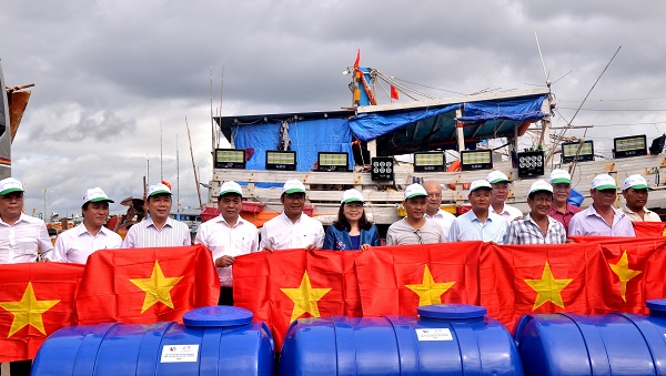BTC trao tặng 300 bồn chứa nước ngọt chuyên dùng với dung tích 1.000 lít và 3.000 lá cờ Tổ quốc cho ngư dân tỉnh BR-VT
