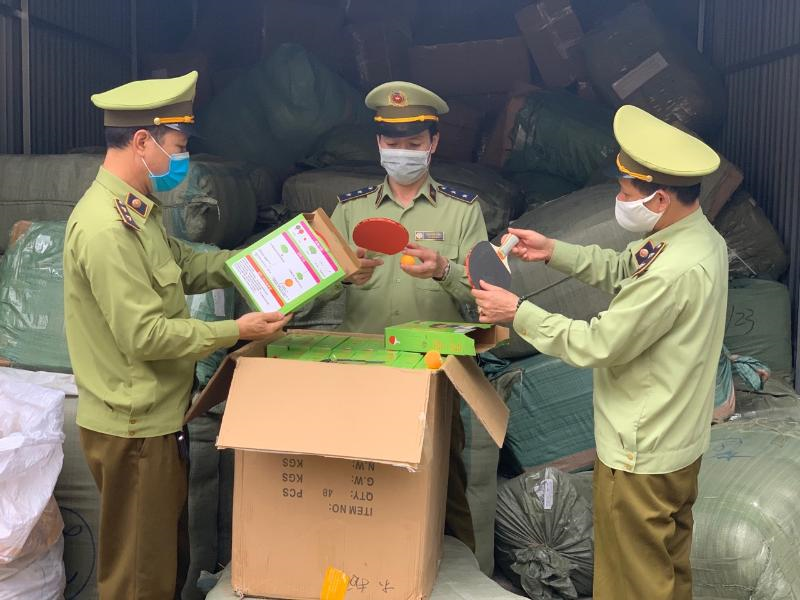 Lực lượng chức năng kiểm tra số hàng được bắt giữ tại bưu cục Tân Thanh