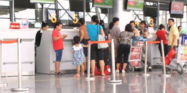 Hành khách làm thủ tục check in tại sân bay quốc tế Đà Nẵng
