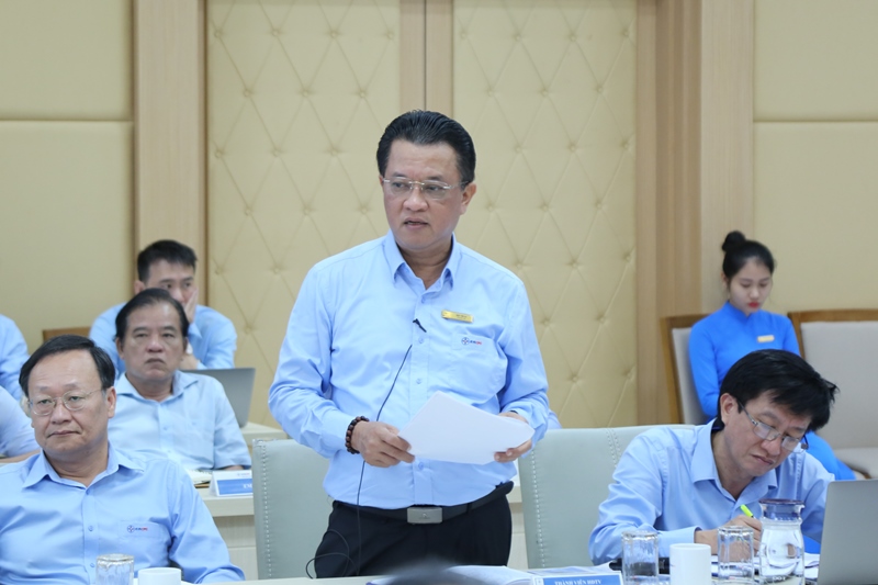Ông Ngô Tấn Cư – Tổng giám đốc EVNCPC trình bày báo cáo kết quả sản xuất kinh doanh, đầu tư xây dựng năm 2019, 9 tháng năm 2020 ( Ảnh: EVNCPC)