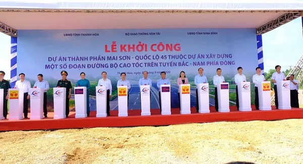 Thủ tướng Nguyễn Xuân Phúc và các đại biểu ấn nút khởi công