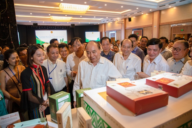 Thủ tướng Chính phủ Nguyễn Xuân Phúc thăm gian hàng trưng bày các sản phẩm mắc ca của doanh nghiệp Đắk Lắk