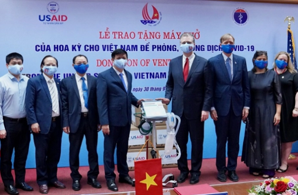 Mỹ trao tặng 100 máy thở hỗ trợ Việt Nam trong công tác điều trị Covid-19