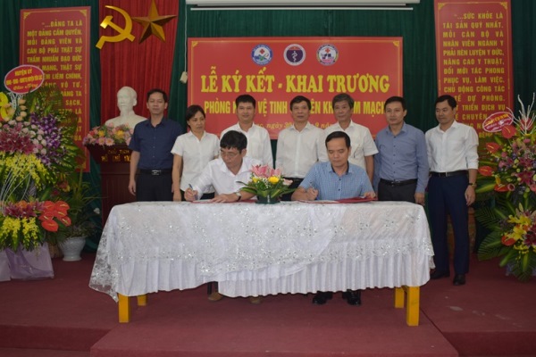 Giám đốc Sở Y tế Nguyễn Thanh Hải cùng các đại biểu chứng kiến lễ ký kết phòng khám vệ tinh - chuyên khoa tim mạch.