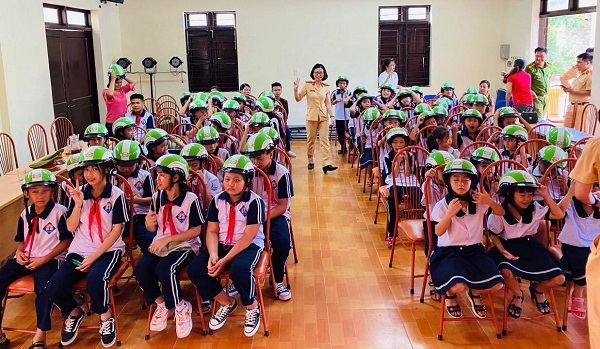 Nhựa Tiền Phong đồng hành vì sự an toàn cùng học sinh tới trường