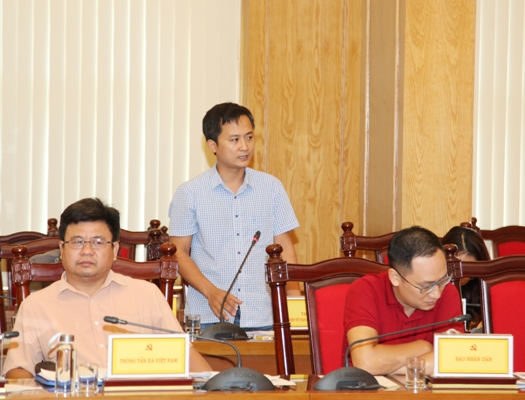 Phóng viên Tạp chí Văn Hiến đặt câu hỏi công tác tổ chức của tỉnh