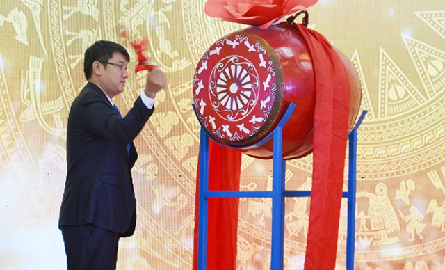 Th&acirc;̀y T&ocirc;́ng Thi&ecirc;n Long, Hi&ecirc;̣u trưởng Trường ti&ecirc;̉u học, THCS, THPT Sky-Line Đ&agrave; Nẵng đánh tr&ocirc;́ng tại bu&ocirc;̉i ra mắt.