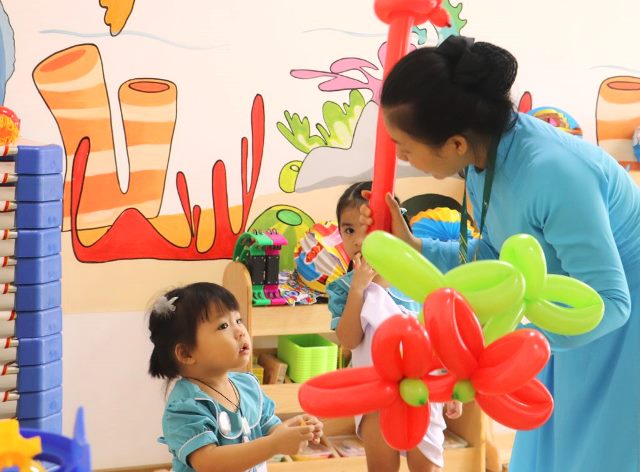 V&agrave;o trường, c&aacute;c em học sinh được thụ hưởng kiến thức từ c&aacute;c hệ đ&agrave;o tạo ti&ecirc;n tiến của Sky-Line, đặc biệt l&agrave; những ưu điểm của 5 đề &aacute;n đổi mới gi&aacute;o dục.