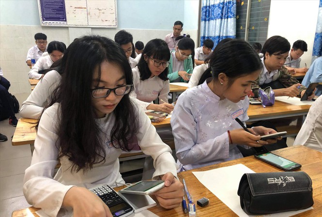 Ban hành văn bản quản lý học sinh sử dụng điện thoại di động trong giờ học