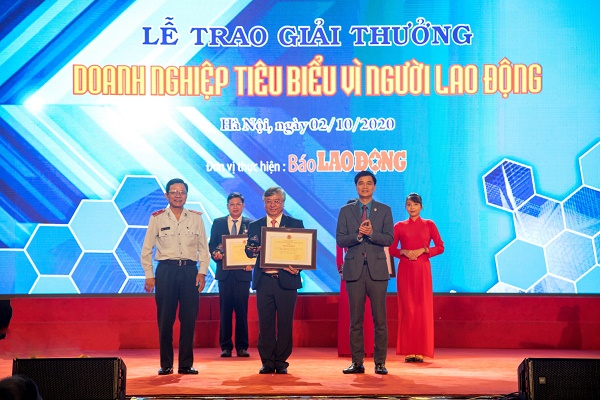 Ông Trần Xuân Hoàng - Uỷ viên HĐQT, Chủ tịch Công đoàn BIDV đại diện BIDV nhận bằng khen của Tổng liên đoàn Lao động Việt Nam.