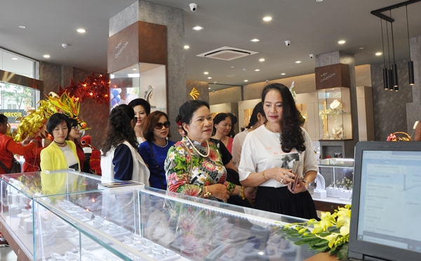 Buổi khai trương thu hút đông đảo cộng đồng nữ doanh nhân tham quan và mua sắm