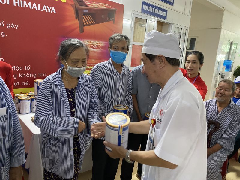 Bệnh viện đa khoa Hồng Đức trao tặng gần 500 suất quà cho bệnh nhân người cao tuổi