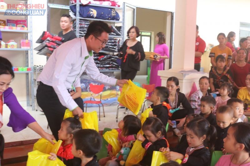 Đại diện lãnh đạo công ty CP nhựa Thiếu niên Tiền Phong tặng quà cho các em học sinh