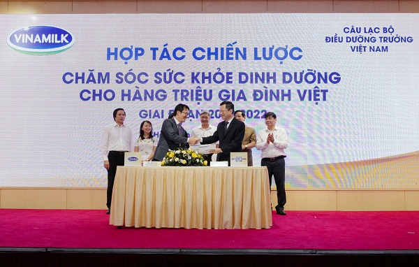 Vinamilk cùng CHR Hansen chăm sóc sức khỏe cho trẻ em và người cao tuổi Việt Nam