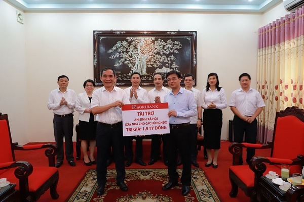 Thành viên HĐTV Phạm Hoàng Đức trao tặng ủng hộ của Agribank tài trợ an sinh xã hội tỉnh Tuyên Quang