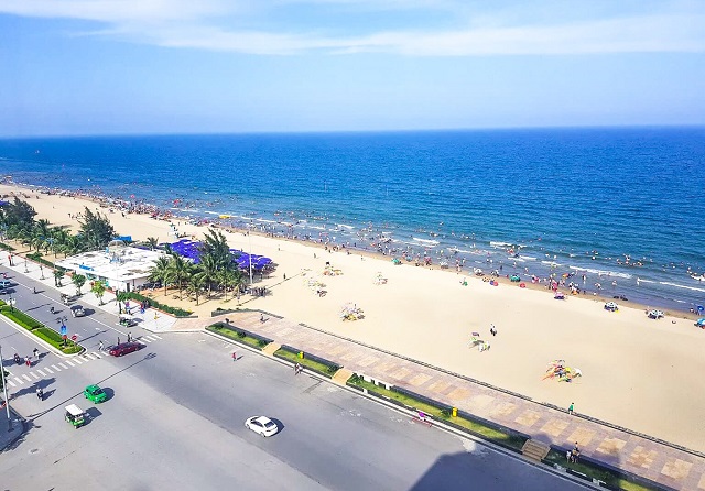 Bãi biển Sầm Sơn với triền cát bằng, an toàn cho du khách.