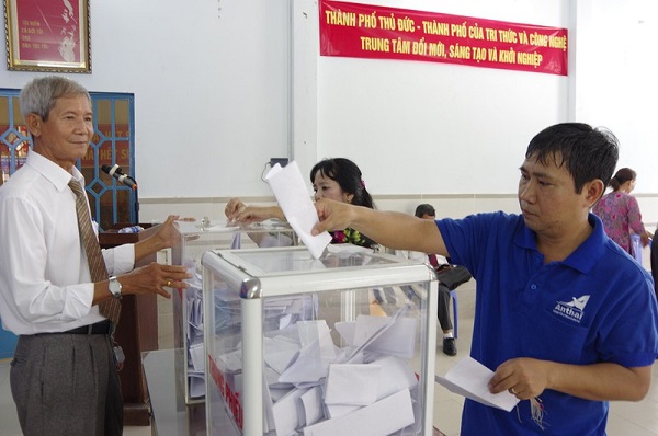 Người dân bỏ phiếu lấy ý kiến tại KP6, phường Hiệp Bình Chánh, quận Thủ Đức.