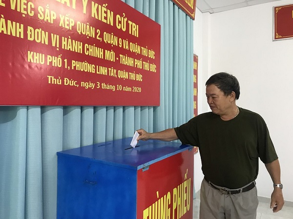 Người dân đến bỏ phiếu lấy ý kiến tại trụ sở KP1, phường Linh Tây, quận Thủ Đức