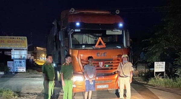 Phát hiện xe đầu kéo chở 35 tấn phế liệu từ nước ngoài về TP.HCM tiêu thụ