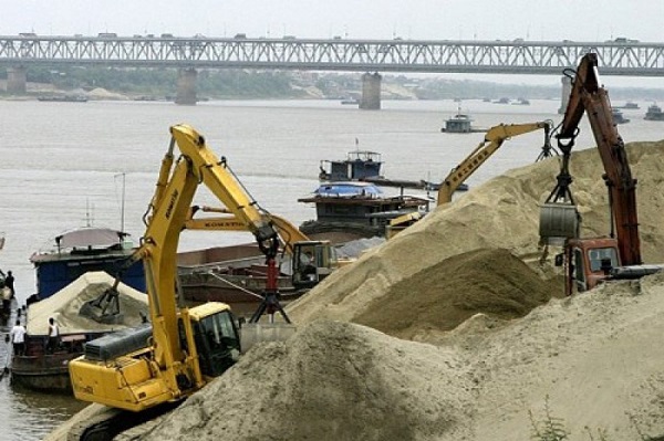 Siết chặt quản lý việc khai thác cát, sỏi lòng sông