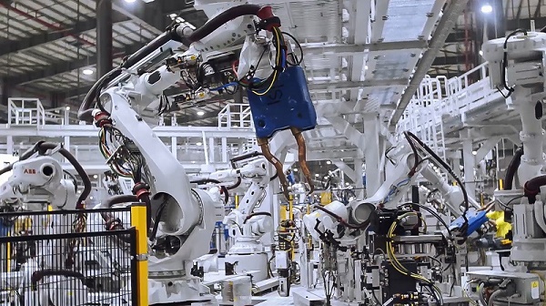 Sản xuất công nghiệp khởi sắc và tăng trưởng trở lại