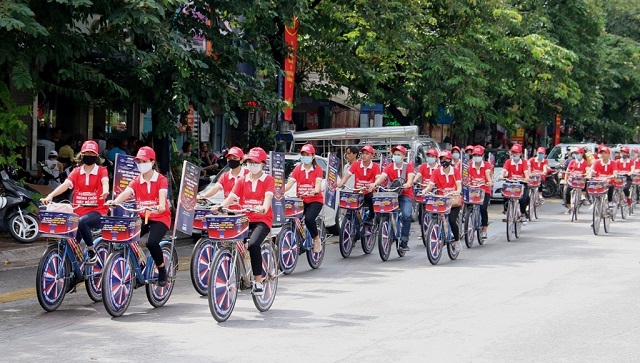 Các tình nguyện viên đạp xe diễu hành hưởng ứng Tháng Phòng chống cháy nổ 2020