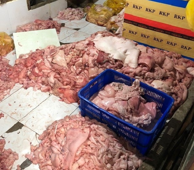 Sản phẩm thịt lợn bốc mùi hôi thối tại hiện trường.