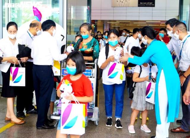 Những vị khách đầu tiên của đoàn 55 du khách đặt chân đến Sân bay quốc tế Đà Nẵng và nhận quà của đại diện ngành Du lịch thành phố.