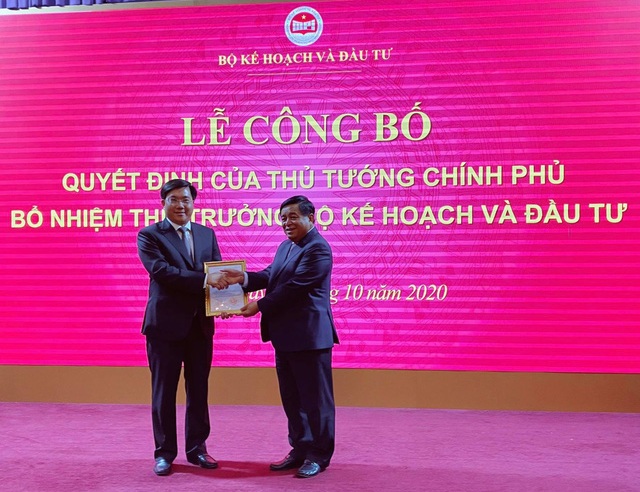 Bộ trưởng Kế hoạch và Đầu tư Nguyễn Chí Dũng trao quyết định bổ nhiệm Thứ trưởng Bộ KH&ĐT cho ông Trần Duy Đông. (Ảnh: VTV)