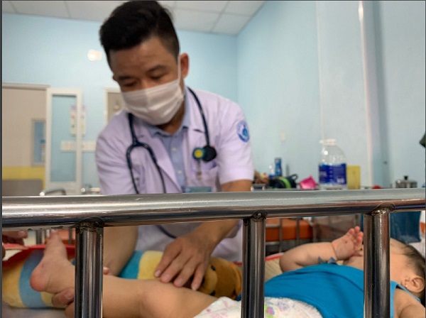 Trẻ bị tay chân miệng đang được điều trị tại BV Nhi đồng 1 TP.HCM