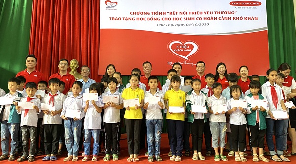 Các suất học bổng của Công ty BHNT Dai - ichi Việt Nam góp phần tạo điều kiện cho học sinh có hoàn cảnh khó khăn bước vào năm học mới.