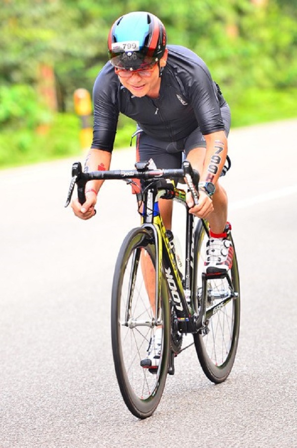 GS. Dương Nguyên Vũ trên đường đua tại cuộc thi Ironman 70.3 Bintan, Indonesia 2016