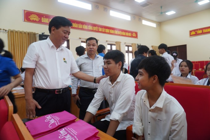 Ông Ngô Văn Đông, Tổng giám đốc Phân bón Bình Điền động viên các em học sinh hiếu học. (Ảnh: Ngọc Vân)