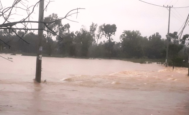 Lũ d&acirc;ng l&ecirc;n g&acirc;y ngập một đường tr&agrave;n tại x&atilde; H&ograve;a Tiến , huyện H&ograve;a Vang , TP. Đ&agrave; Nẵng từ 5 giờ s&aacute;ng nay- Ảnh N.T