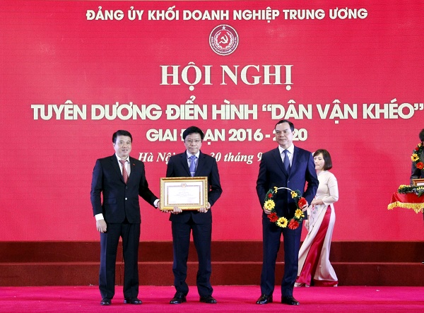 Phó Bí thư Trần Đức Sơn nhận khen thưởng Đảng bộ PV GAS do Đảng ủy Khối Doanh nghiệp Trung ương trao tặng