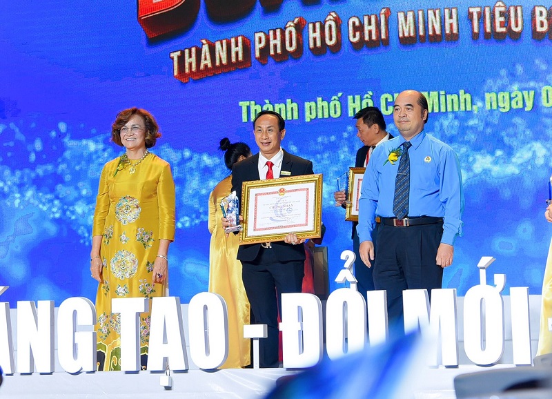 Ông Nguyễn Viết Hồng, TGĐ Vina CHG nhận danh hiệu Top 100 doanh nhân tiêu biểu TP. HCM 2020.