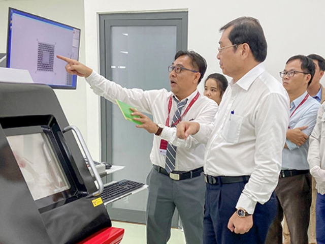 Chủ tịch UBND TP. Đ&agrave; Nẵng Huỳnh Đức Thơ thăm v&agrave; kiểm tra tiến độ đầu tư dự &aacute;n C&ocirc;ng nghệ cao SMT ng&agrave;y 8/10.