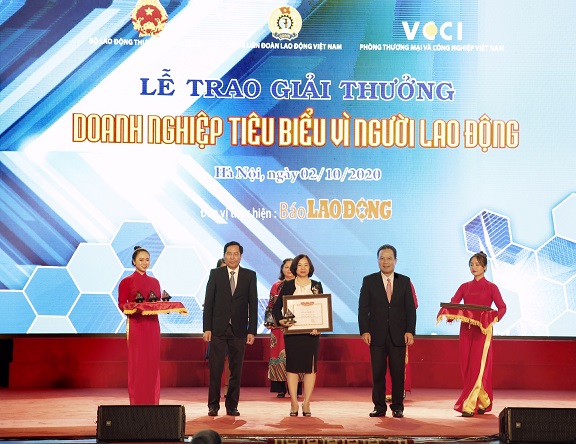 Bà Dương Vân Anh, Giám đốc Khối Nhân sự Tập đoàn BRG nhận bằng khen “Doanh nghiệp tiêu biểu vì người lao động 2019” do Bộ Lao động Thương binh và Xã hội trao tặng