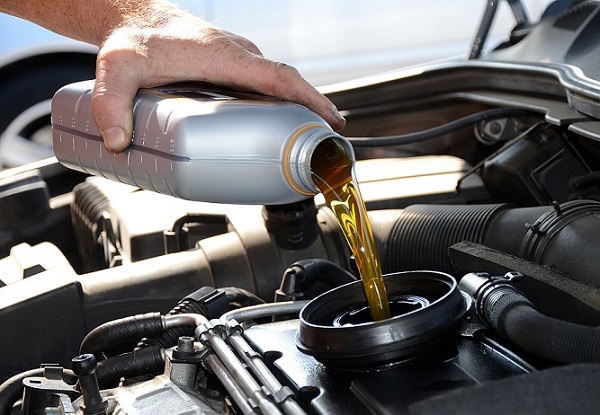 việc sử dụng dầu nhờn kém chất lượng sẽ ảnh hưởng rất nghiêm trọng đến động cơ xe. Nó có thể làm cho xe yếu đi, không được bốc, tiếng kêu lớn, hao xăng rất nhiều, không duy trì được lớp màng dầu giữa hai bề mặt tiếp xúc của chi tiết máy