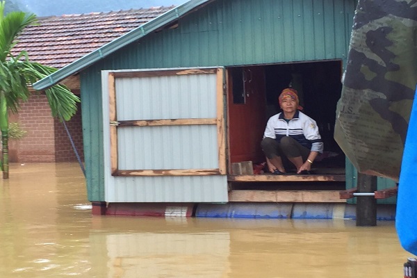Nhiều hộ dân tại vùng rốn lũ Tân Hóa, huyện Minh hóa phải di chuyển người và tài sản lên nhà phao để đảm bảo an toàn