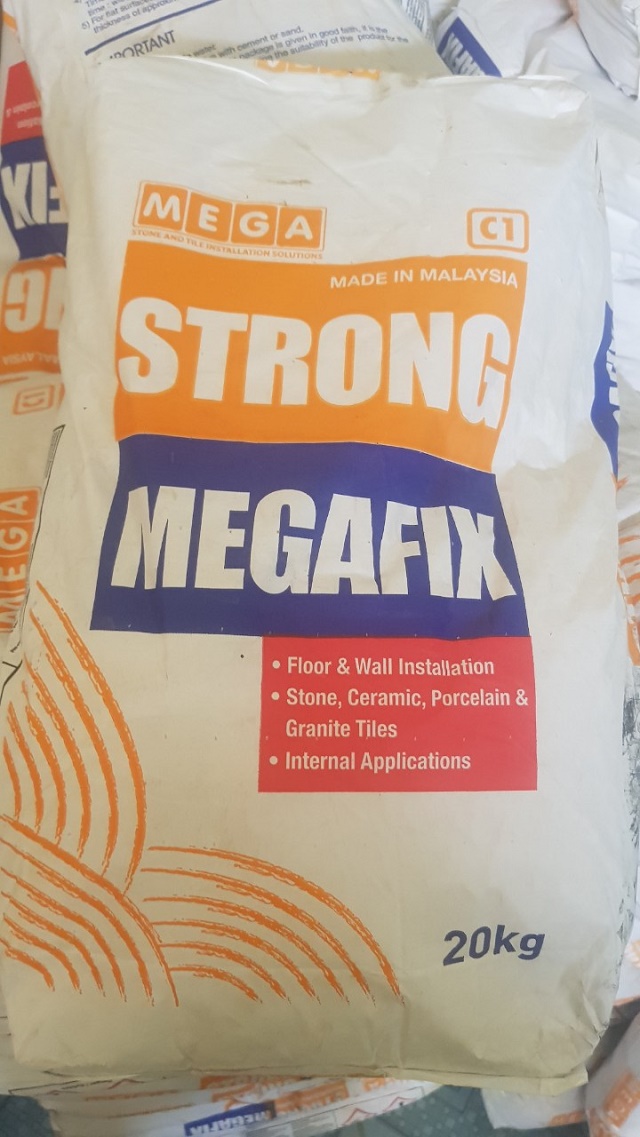 Phú Yên: Phát hiện 2 tấn chất kết dính nghi lậu dùng trong xây dựng