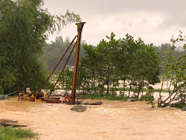 Nhiều v&ugrave;ng tr&ecirc;n địa b&agrave;n huyện H&ograve;a Vang v&agrave; một số khu vực, c&ocirc;ng tr&igrave;nh tr&ecirc;n địa b&agrave;n TP. Đ&agrave; Nẵng đ&atilde; xảy ra ngập &uacute;ng cục bộ.