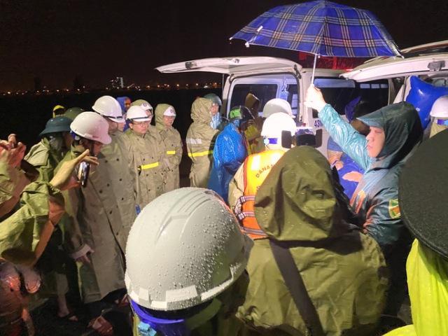 Lũ lụt miền Trung: Nhiều tàu cá gặp nạn trong mưa lũ, 3 thuyền viên mất tích