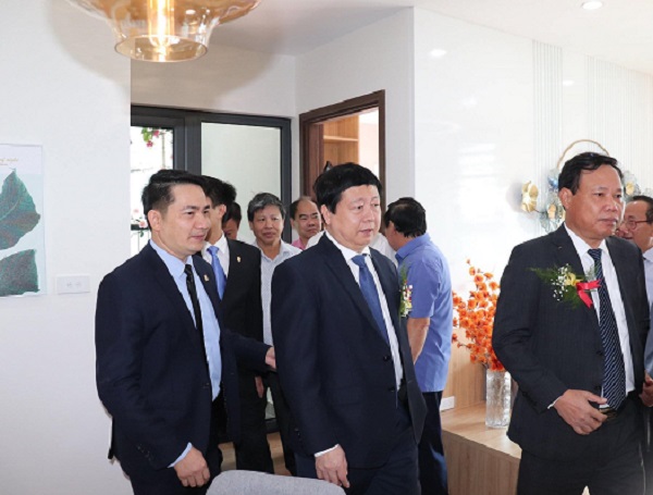 Chủ tịch UBND tỉnh Hải Dương đi tham quan căn hộ mẫu tại tổ hợp chung cư Bạch Đằng Lake View